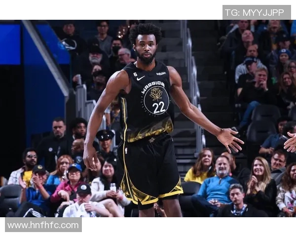 维金斯领衔勇士对决太阳队展现季后赛激烈竞争与精彩对抗